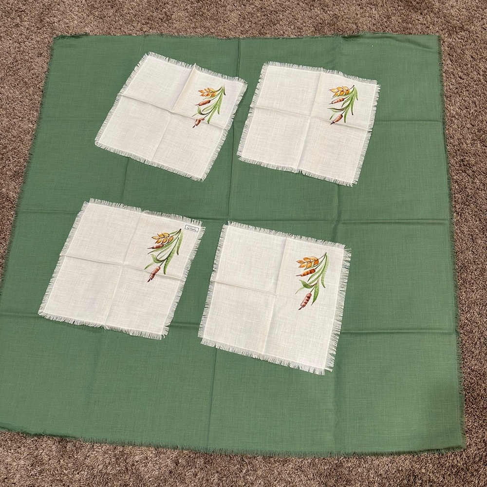 VINTAGE TABLECLOTH & 4 NAPKINS SET Green Floral